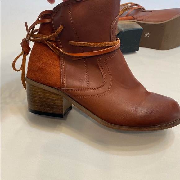 Boutique cognac western boots. Sz 6.5 Leather wraps faux leather and sue… - Picture 11 of 14